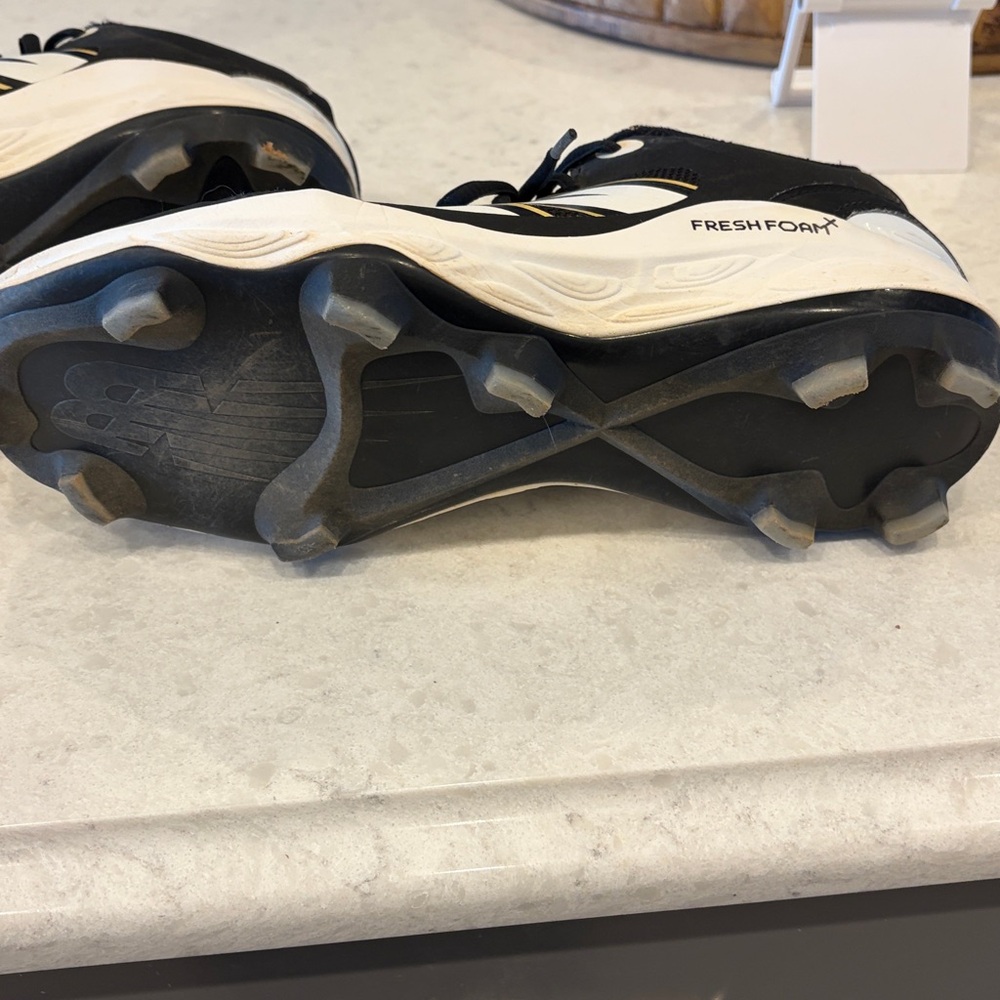New Balance Men’s Black, White & Gold cleats - Picture 4 of 6